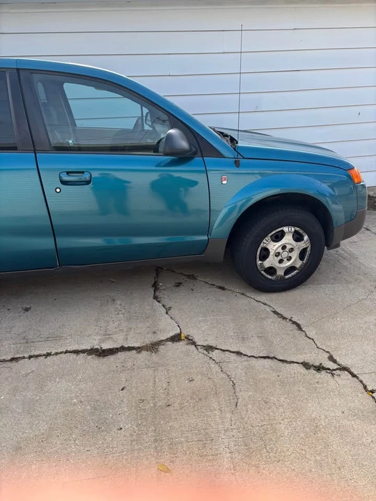 2005 Saturn Vue - Image 2 of 4