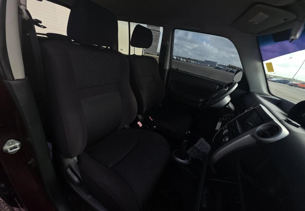 2005 Scion xB - Image 11 of 17
