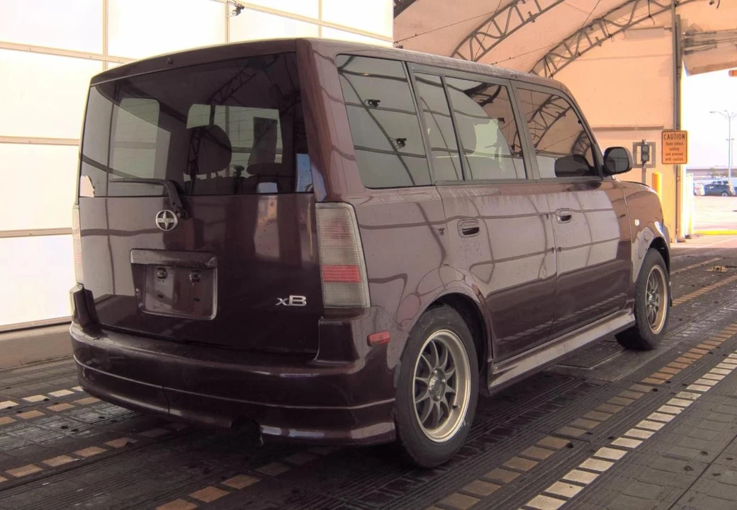 2005 Scion xB - Image 5 of 17