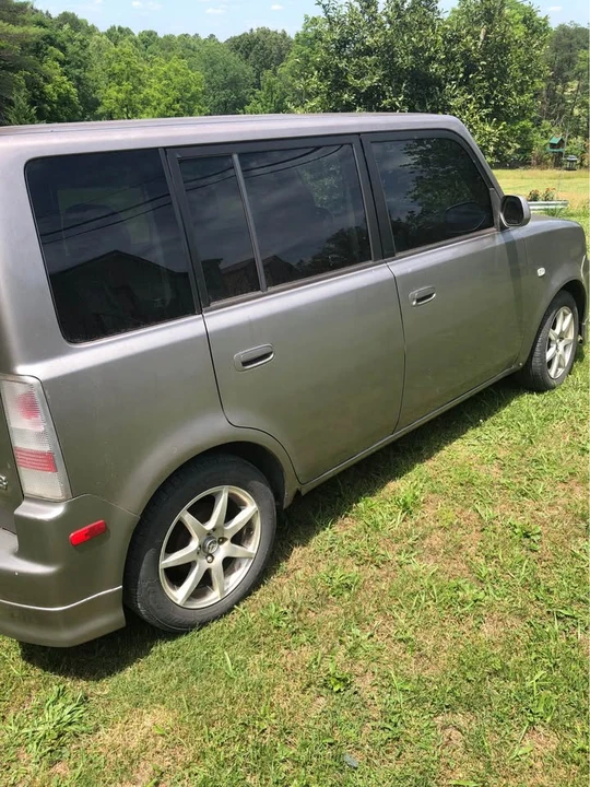 2005 Scion xB - Image 2 of 6