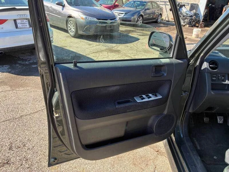 2005 Scion xB - Image 9 of 20