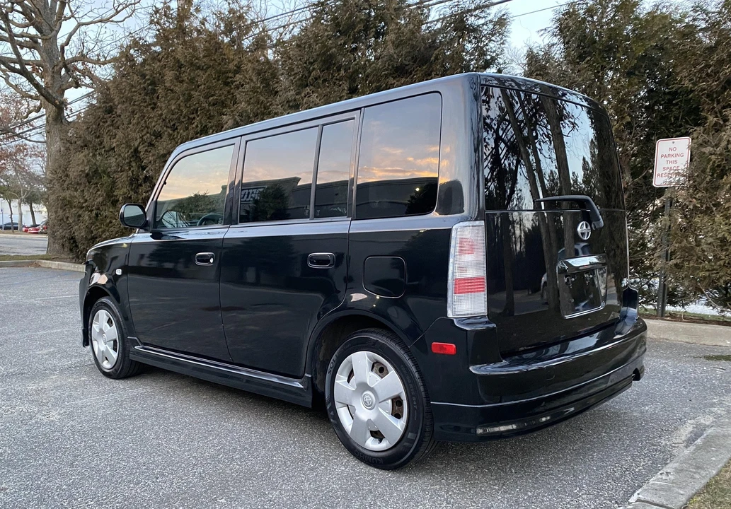 2005 Scion xB - Image 10 of 31