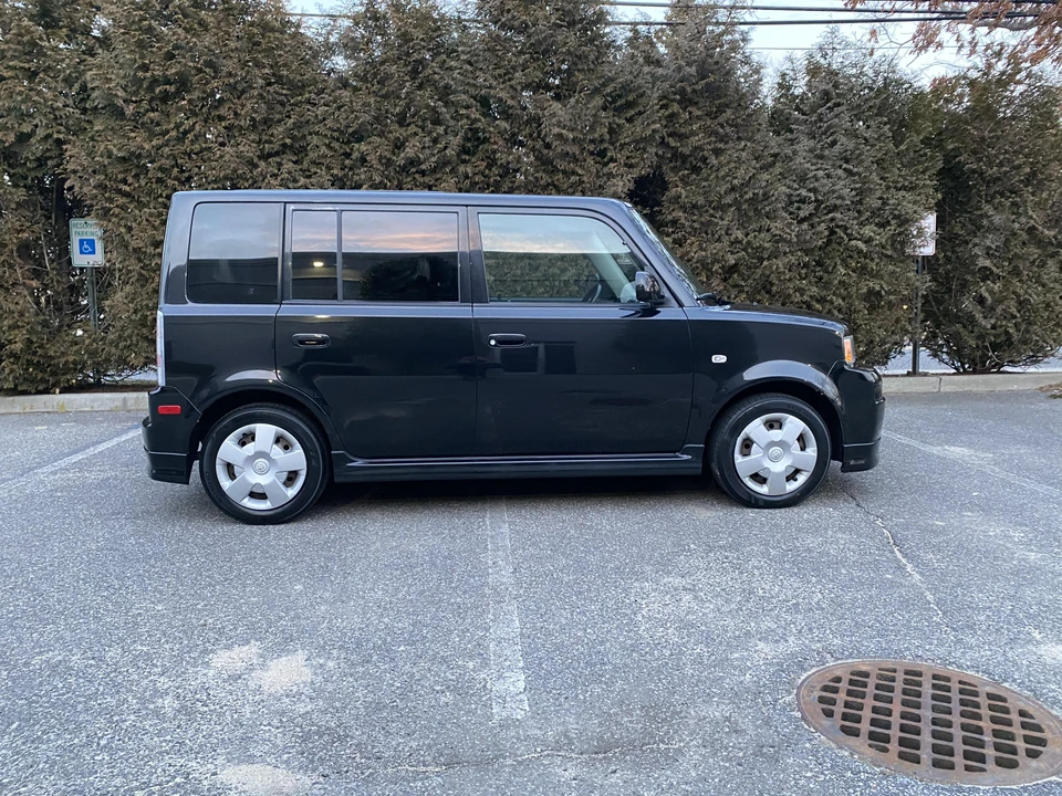 2005 Scion xB - Image 14 of 31