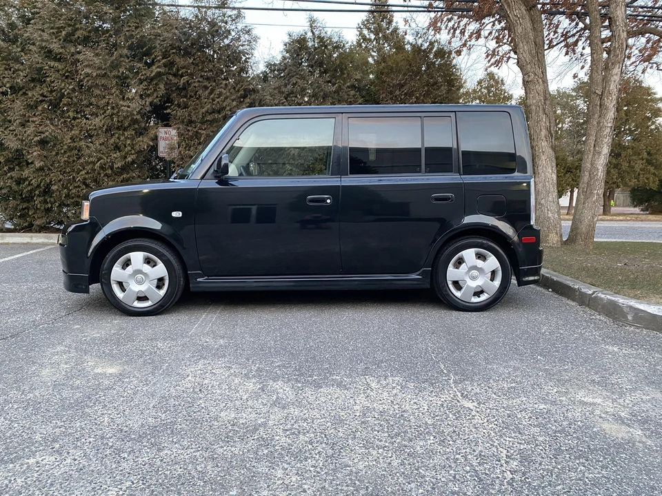 2005 Scion xB - Image 9 of 31