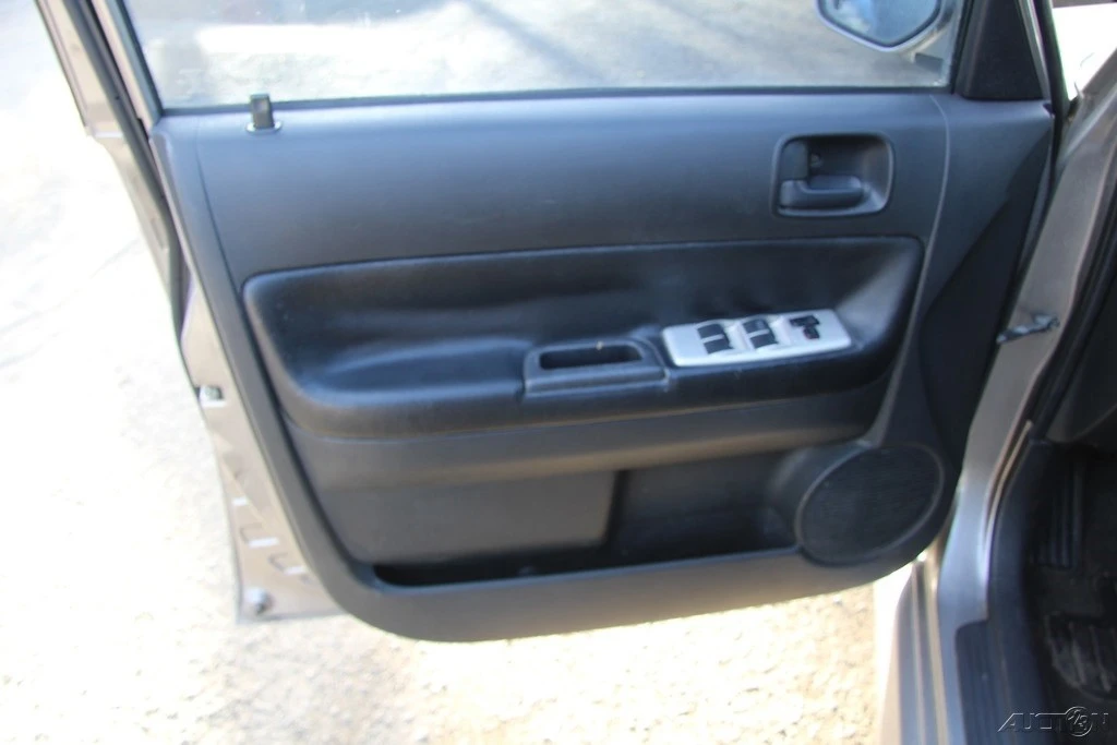 2005 Scion xB - Image 11 of 21