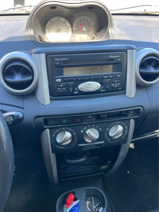 2005 Scion xA - Image 4 of 6