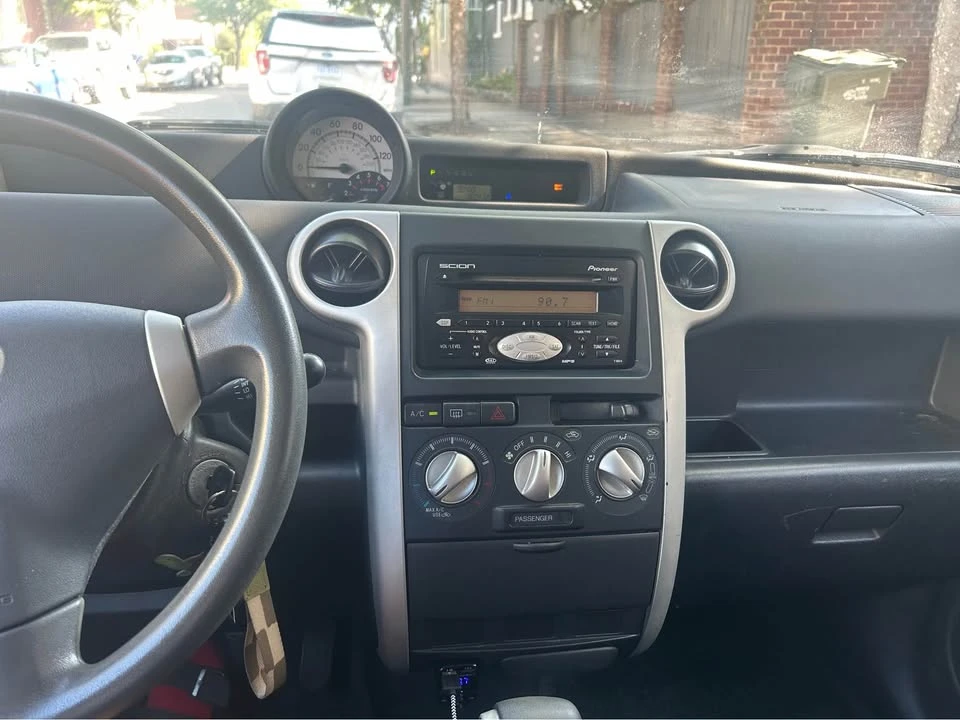 2005 Scion xB - Image 11 of 12
