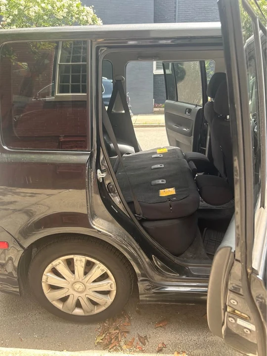 2005 Scion xB - Image 7 of 12