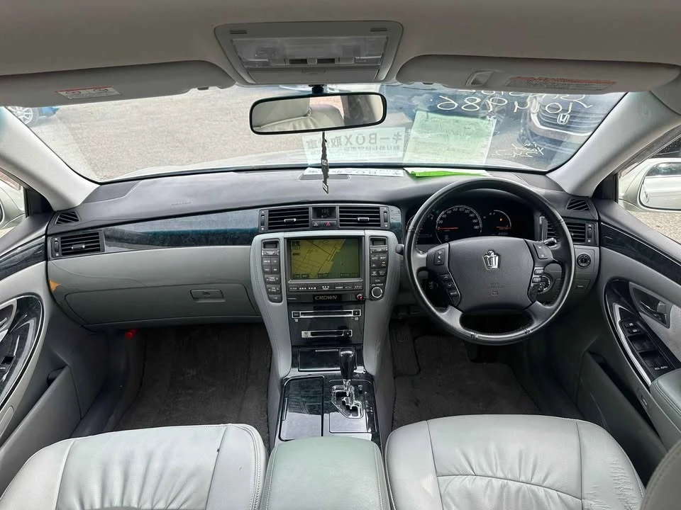 2005 Toyota Crown - Image 8 of 10