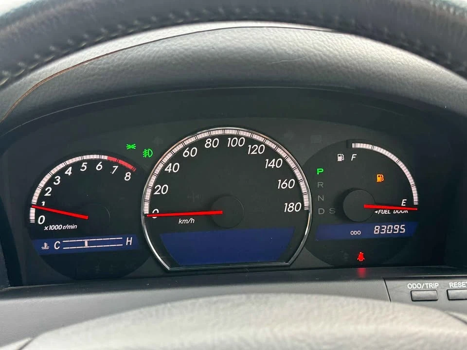 2005 Toyota Crown - Image 10 of 10