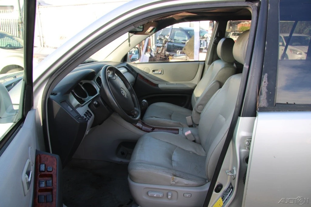 2005 Toyota Highlander - Image 11 of 21