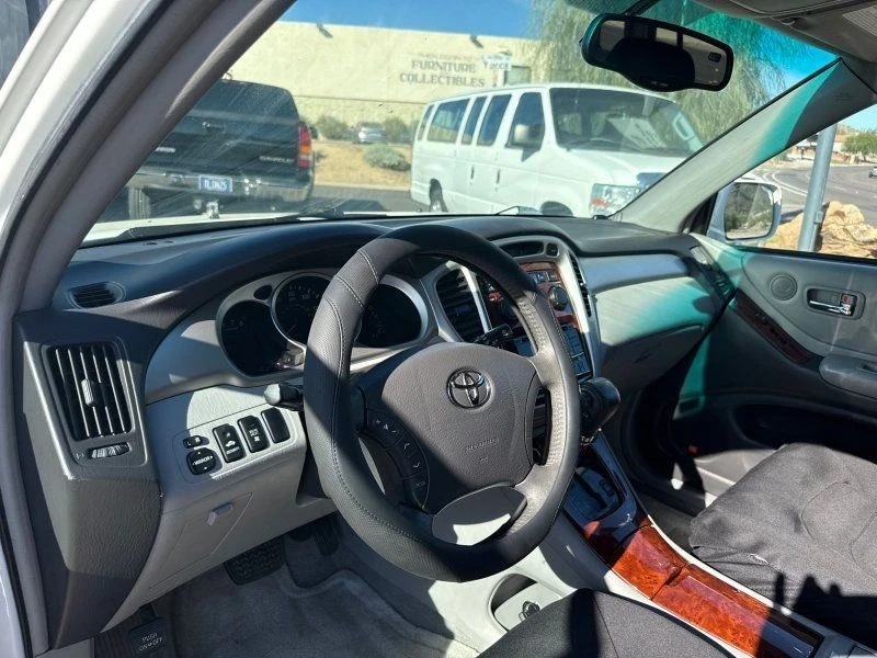 2005 Toyota Highlander - Image 11 of 21