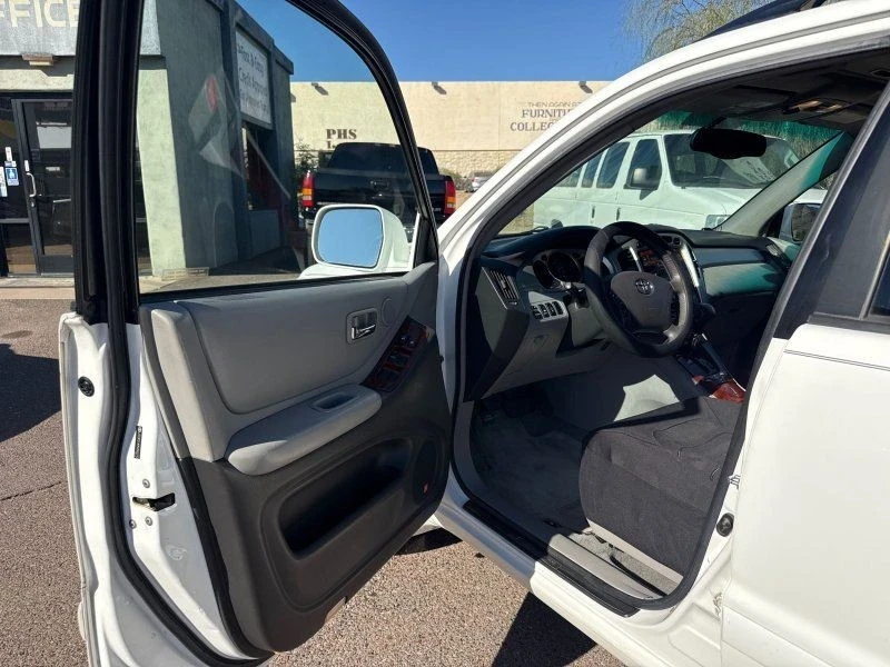 2005 Toyota Highlander - Image 9 of 21