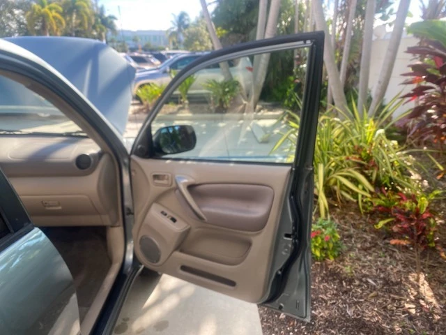 2005 Toyota RAV4 2nd Gen - Image 12 of 21
