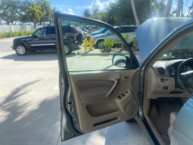 2005 Toyota RAV4 2nd Gen - Image 10 of 21