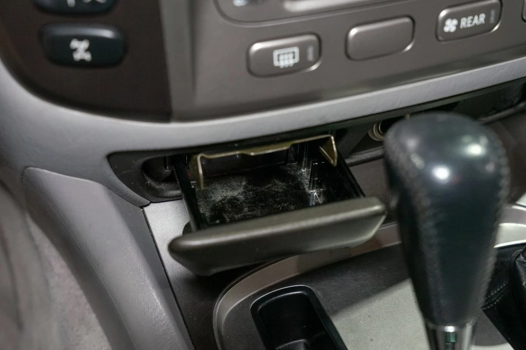 2005 Toyota J100 Land Cruiser - Image 16 of 31