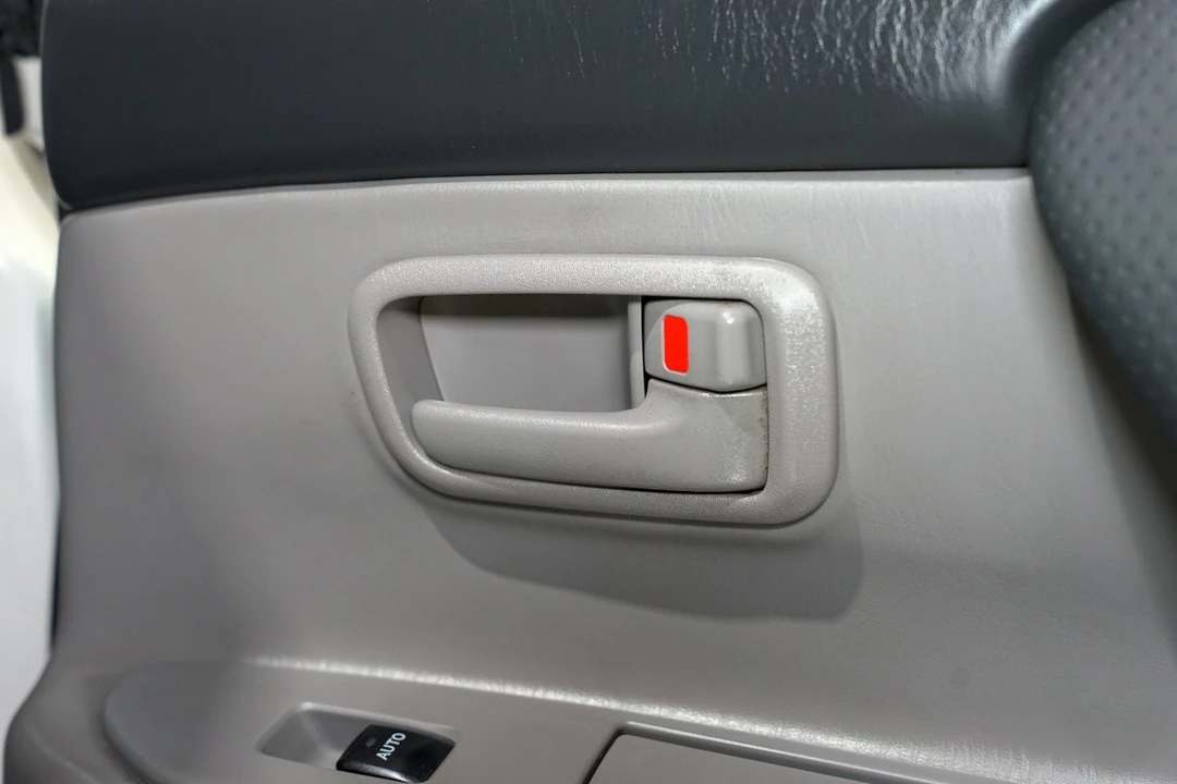 2005 Toyota J100 Land Cruiser - Image 10 of 31
