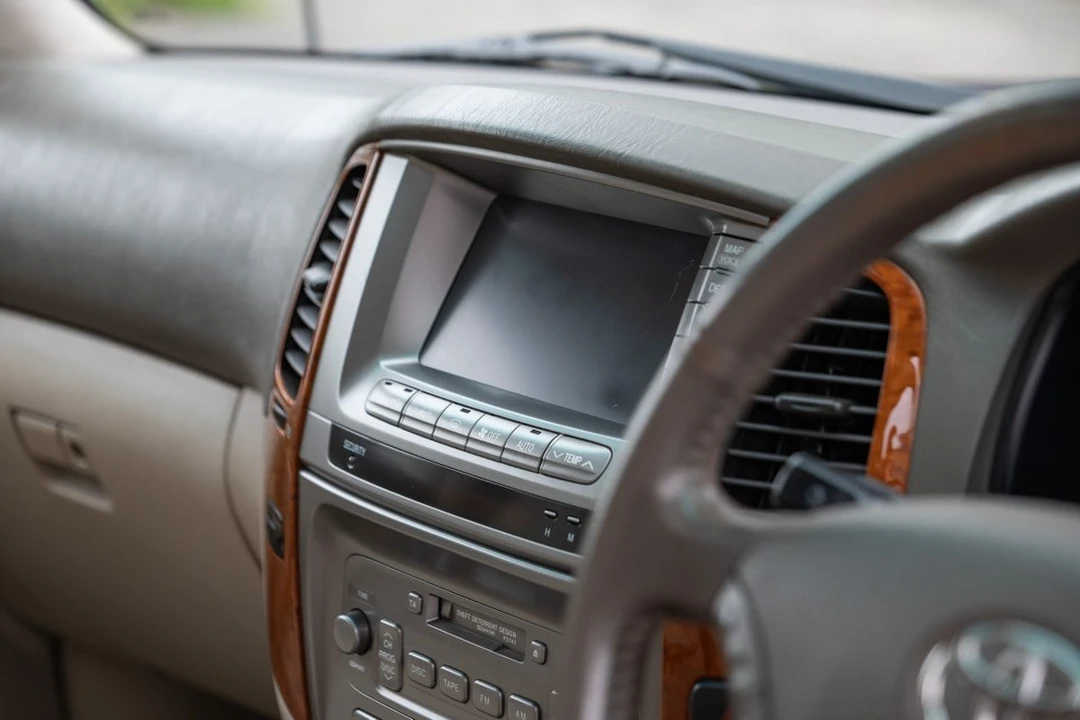 2005 Toyota J100 Land Cruiser - Image 8 of 30