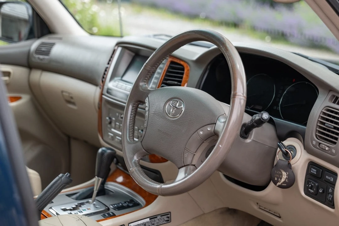 2005 Toyota J100 Land Cruiser - Image 2 of 30