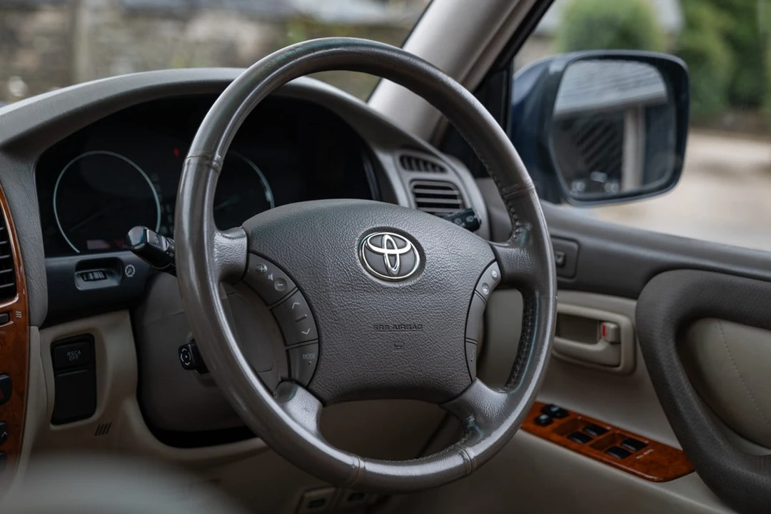 2005 Toyota J100 Land Cruiser - Image 6 of 30