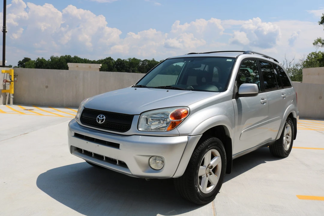 2005 Toyota RAV4 2nd Gen - Image 6 of 31