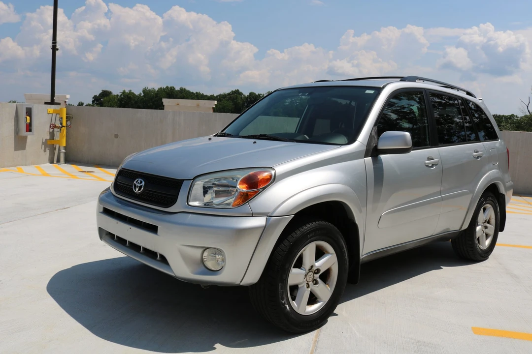 2005 Toyota RAV4 2nd Gen - Image 7 of 31