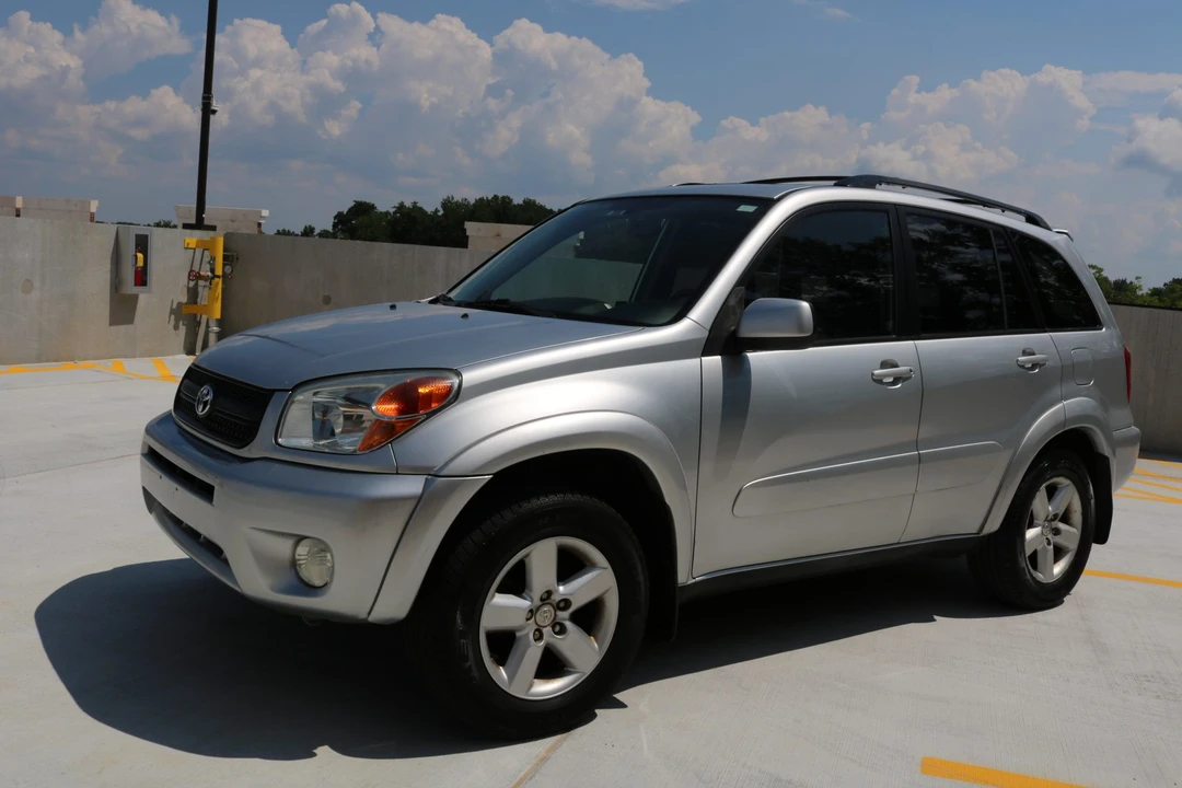 2005 Toyota RAV4 2nd Gen - Image 9 of 31