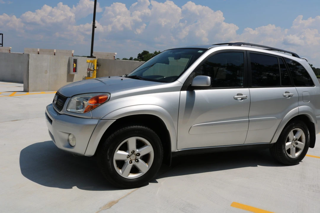 2005 Toyota RAV4 2nd Gen - Image 10 of 31