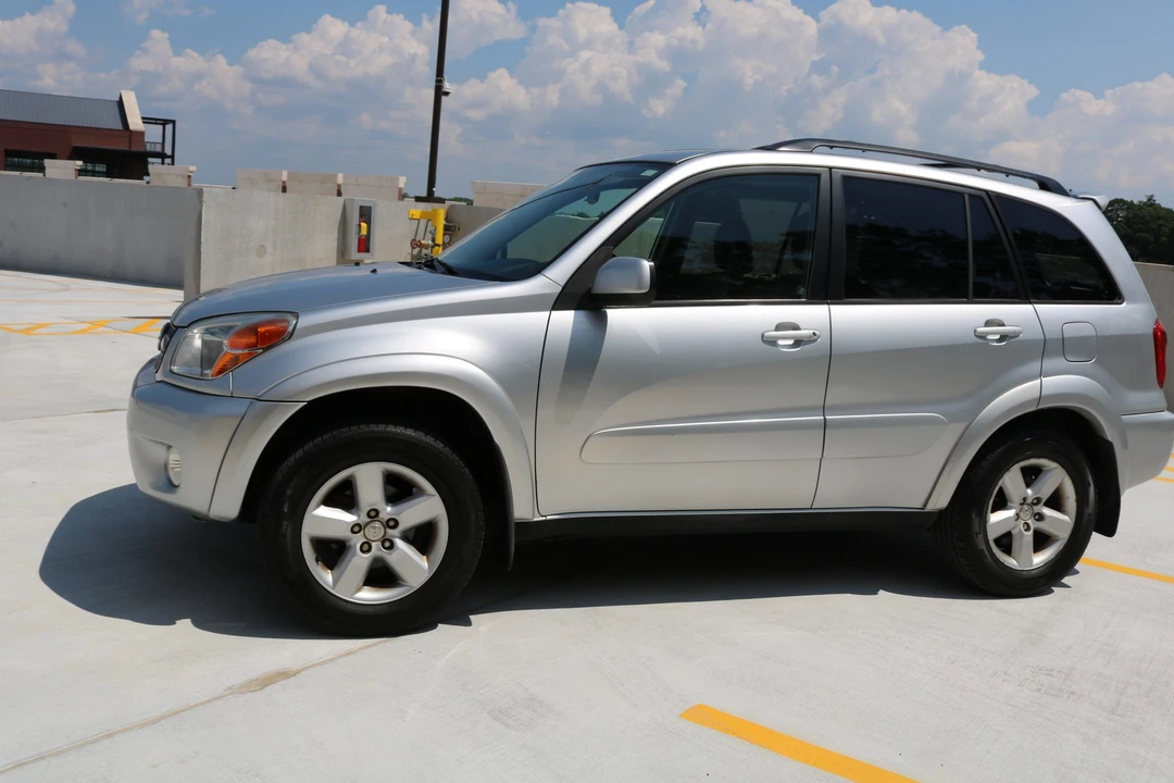 2005 Toyota RAV4 2nd Gen - Image 8 of 31