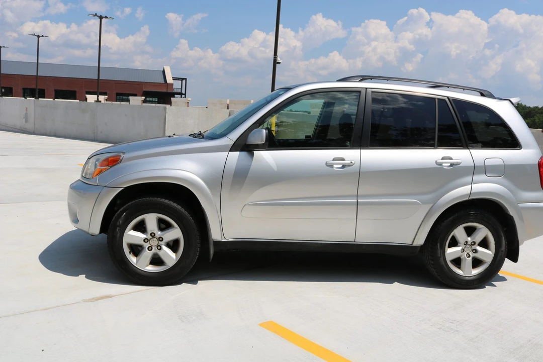 2005 Toyota RAV4 2nd Gen - Image 13 of 31