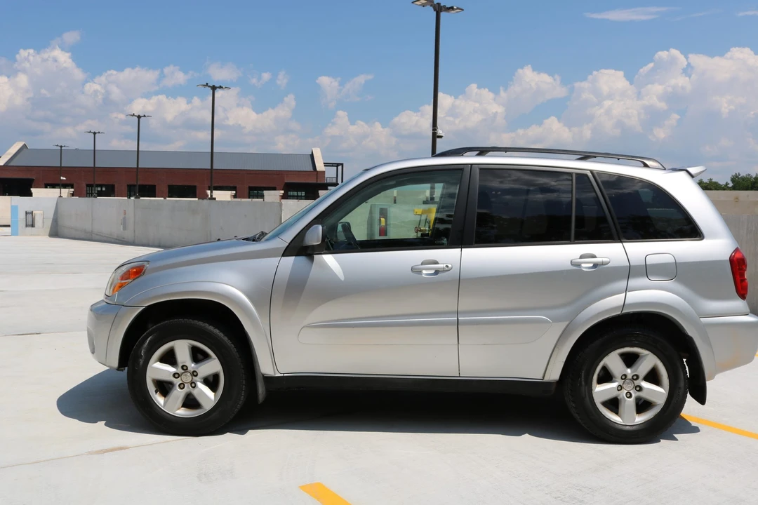 2005 Toyota RAV4 2nd Gen - Image 12 of 31