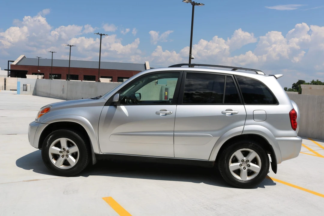 2005 Toyota RAV4 2nd Gen - Image 11 of 31