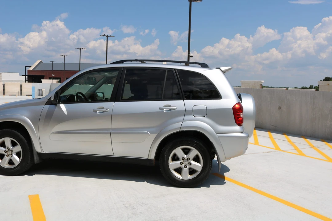 2005 Toyota RAV4 2nd Gen - Image 16 of 31