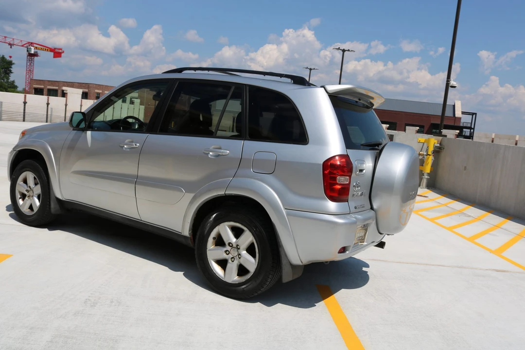 2005 Toyota RAV4 2nd Gen - Image 15 of 31