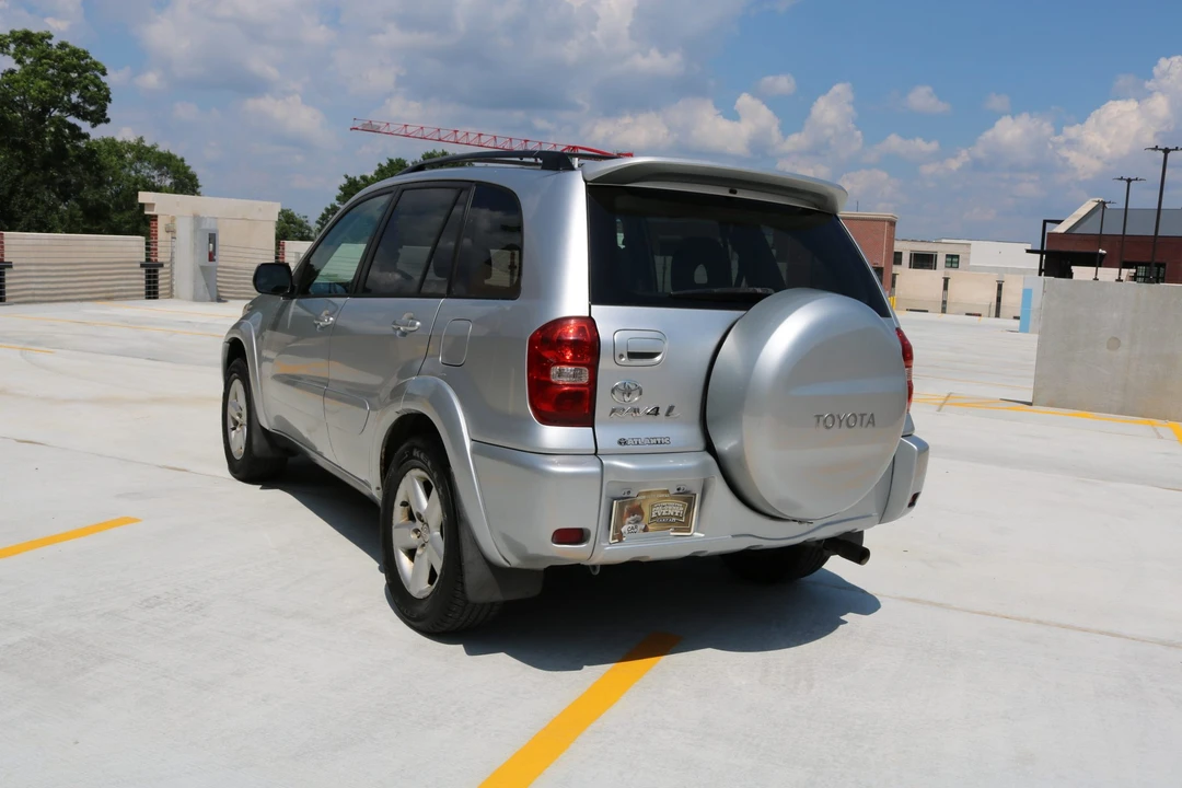 2005 Toyota RAV4 2nd Gen - Image 21 of 31