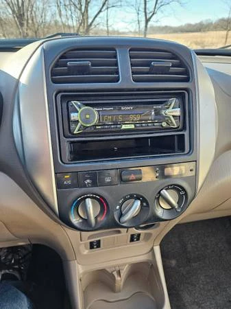 2005 Toyota RAV4 2nd Gen - Image 13 of 16