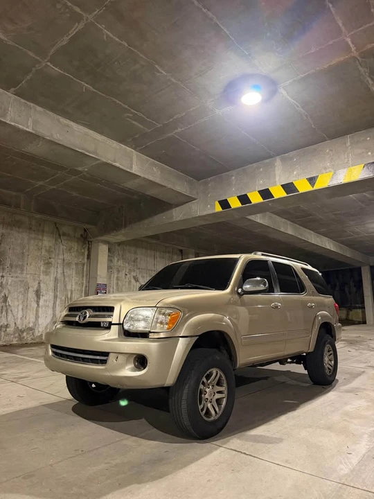 2005 Toyota Sequoia 1st Gen - Image 2 of 8