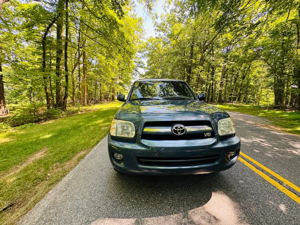 2005 Toyota Sequoia 1st Gen - Image 21 of 31