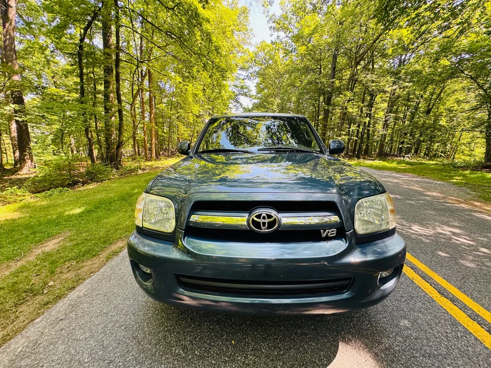 2005 Toyota Sequoia 1st Gen - Image 25 of 31