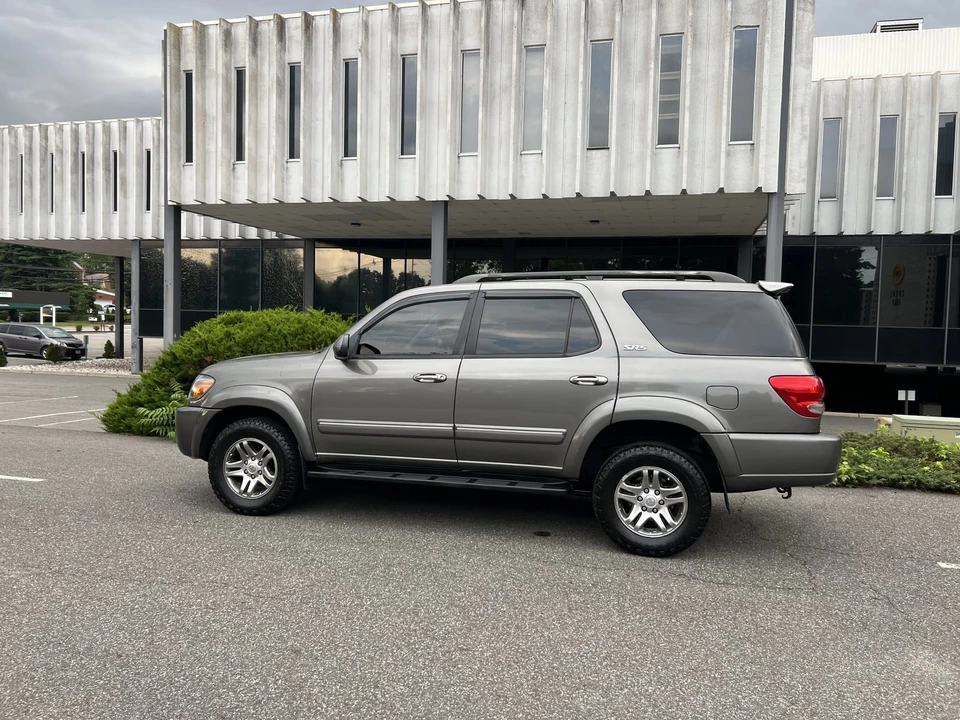 2005 Toyota Sequoia 1st Gen - Image 14 of 31