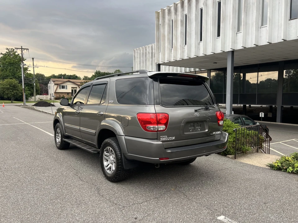 2005 Toyota Sequoia 1st Gen - Image 25 of 31