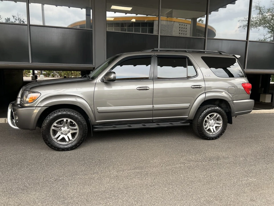 2005 Toyota Sequoia 1st Gen - Image 16 of 31