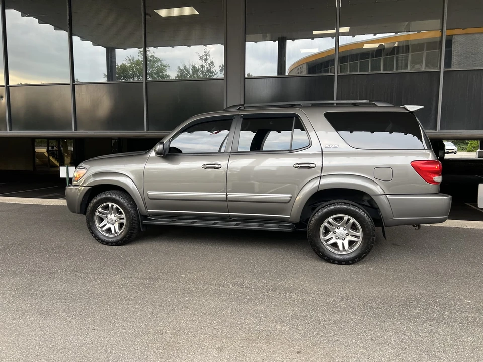 2005 Toyota Sequoia 1st Gen - Image 17 of 31