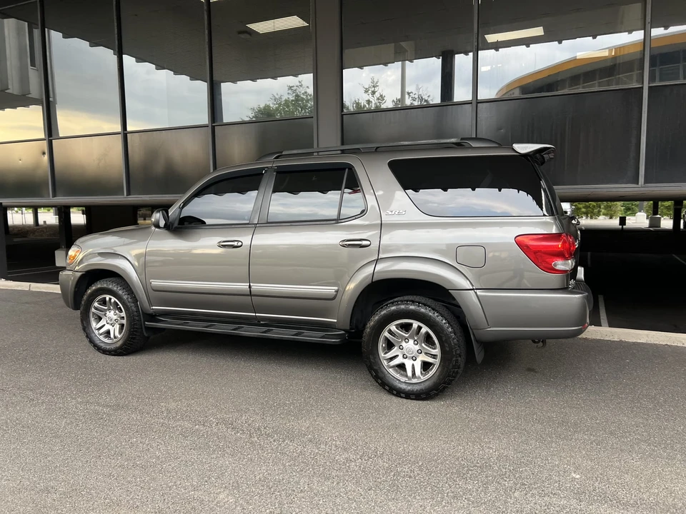 2005 Toyota Sequoia 1st Gen - Image 19 of 31