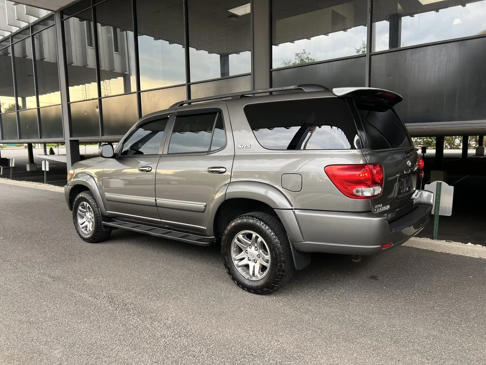 2005 Toyota Sequoia 1st Gen - Image 21 of 31