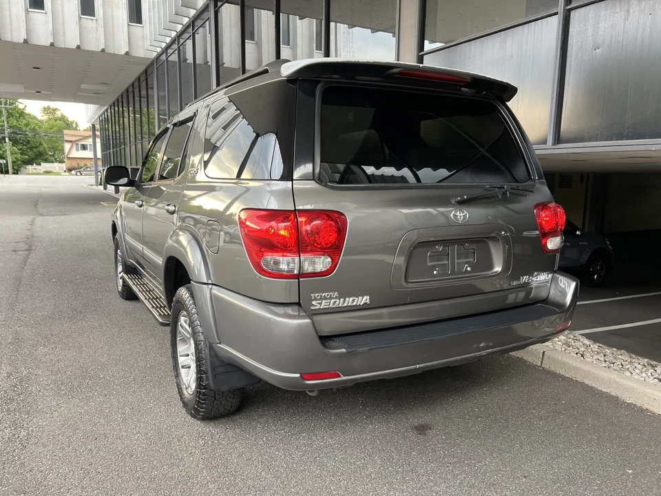 2005 Toyota Sequoia 1st Gen - Image 28 of 31