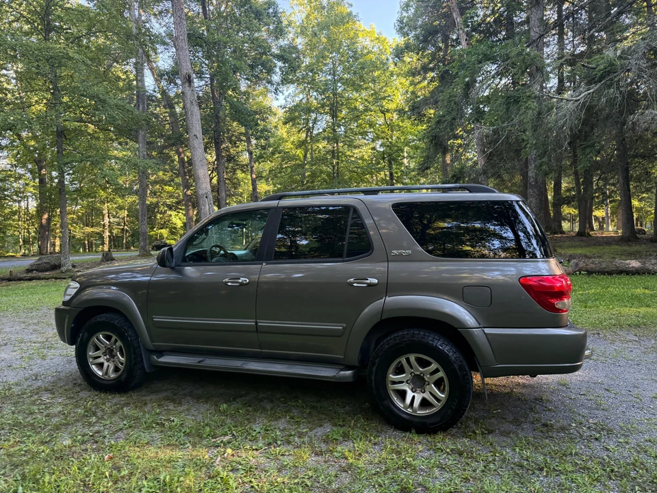 2005 Toyota Sequoia 1st Gen - Image 17 of 31