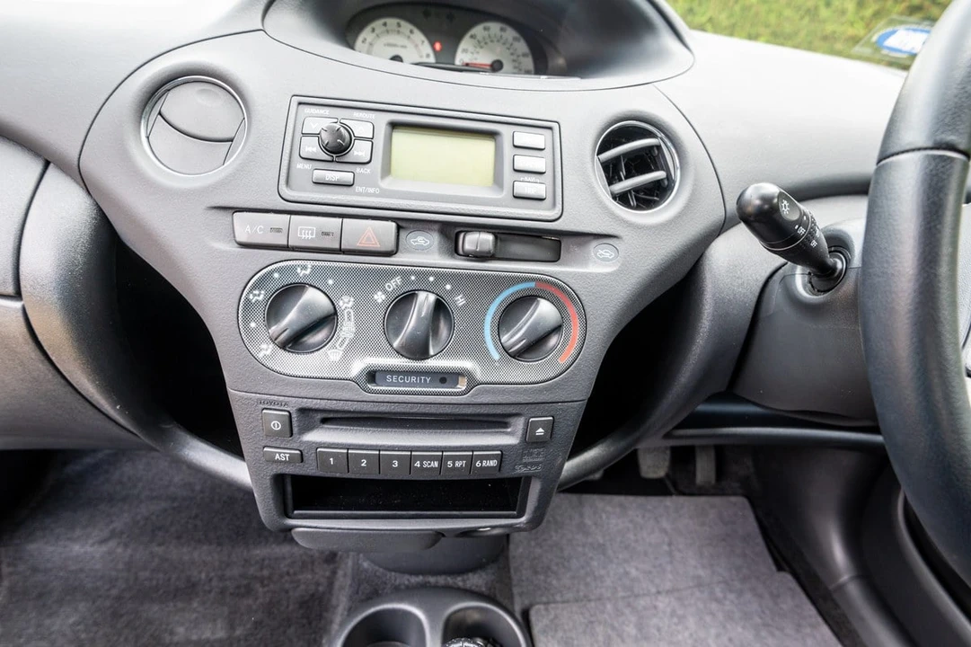 2005 Toyota Yaris - Image 14 of 30