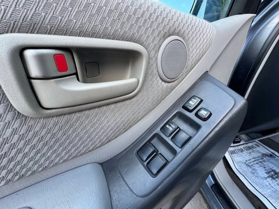 2005 Toyota Highlander - Image 8 of 11