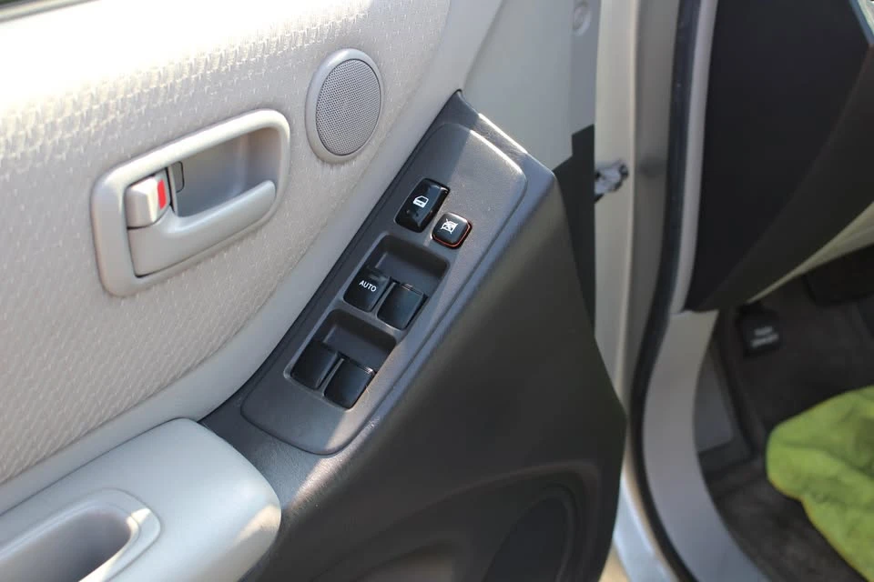 2005 Toyota Highlander - Image 8 of 16